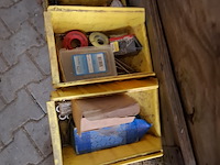 Palletbox met divers ijzerwaar en verfrestanten - afbeelding 5 van  17