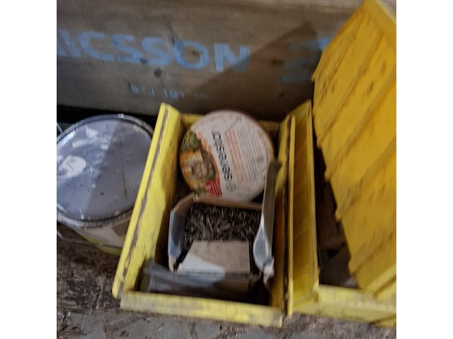 Palletbox met divers ijzerwaar en verfrestanten - afbeelding 7 van  17