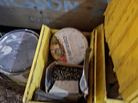 Palletbox met divers ijzerwaar en verfrestanten - afbeelding 7 van  17