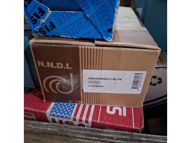 Palletbox met divers ijzerwaar en verfrestanten - afbeelding 8 van  17