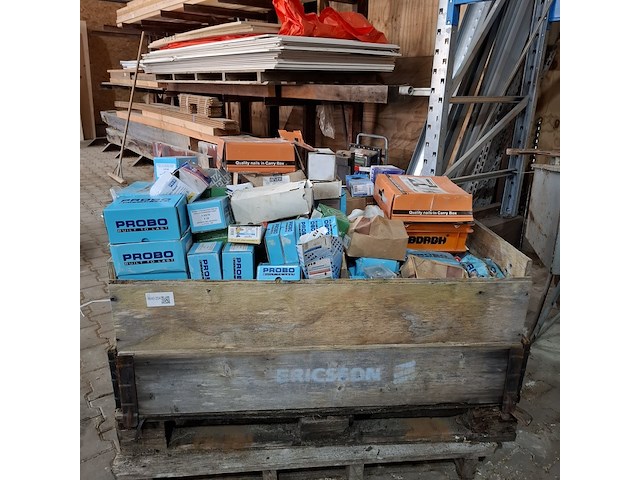 Palletbox met divers ijzerwaar en verfrestanten - afbeelding 1 van  17