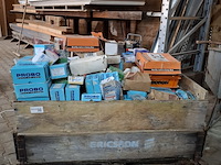 Palletbox met divers ijzerwaar en verfrestanten - afbeelding 1 van  17