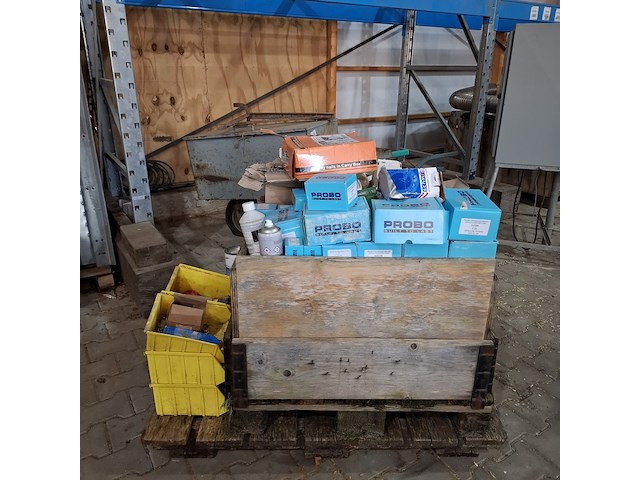 Palletbox met divers ijzerwaar en verfrestanten - afbeelding 10 van  17