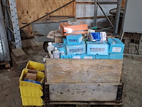 Palletbox met divers ijzerwaar en verfrestanten - afbeelding 10 van  17