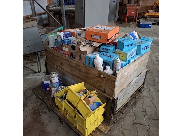Palletbox met divers ijzerwaar en verfrestanten - afbeelding 11 van  17