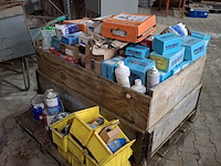 Palletbox met divers ijzerwaar en verfrestanten - afbeelding 11 van  17