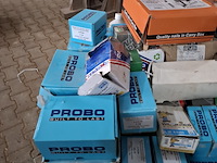 Palletbox met divers ijzerwaar en verfrestanten - afbeelding 12 van  17