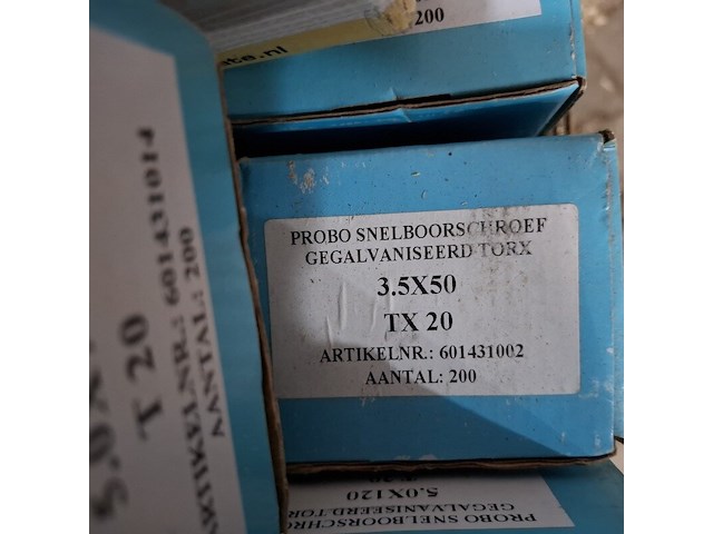 Palletbox met divers ijzerwaar en verfrestanten - afbeelding 13 van  17