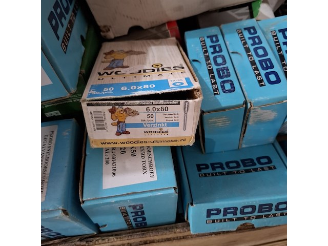 Palletbox met divers ijzerwaar en verfrestanten - afbeelding 14 van  17