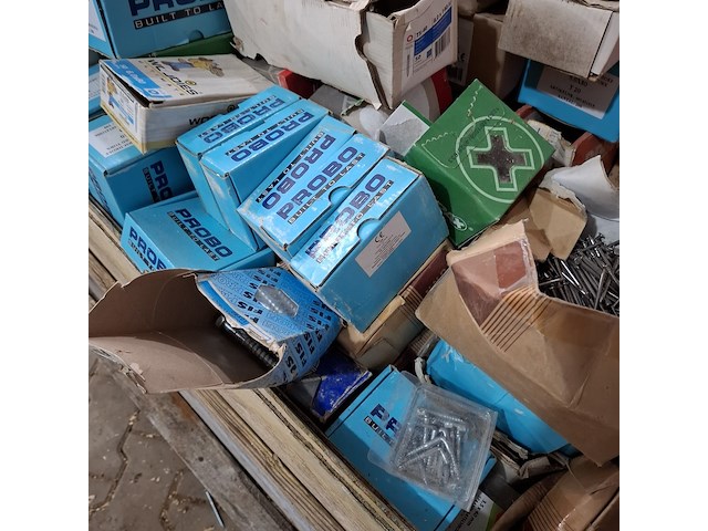 Palletbox met divers ijzerwaar en verfrestanten - afbeelding 15 van  17