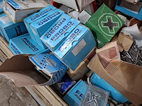 Palletbox met divers ijzerwaar en verfrestanten - afbeelding 15 van  17