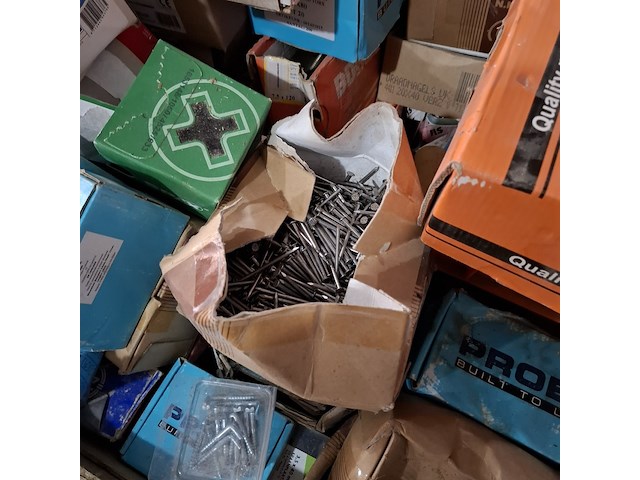 Palletbox met divers ijzerwaar en verfrestanten - afbeelding 16 van  17