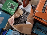 Palletbox met divers ijzerwaar en verfrestanten - afbeelding 16 van  17