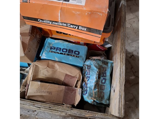 Palletbox met divers ijzerwaar en verfrestanten - afbeelding 17 van  17