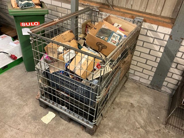 Palletbox met diverse gereedschap toebehoren - afbeelding 1 van  3