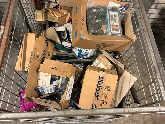 Palletbox met diverse gereedschap toebehoren - afbeelding 2 van  3