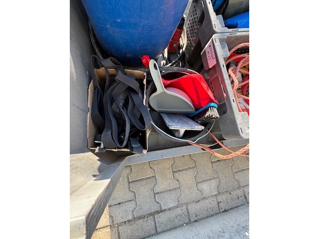 Palletbox met diversen - afbeelding 12 van  16