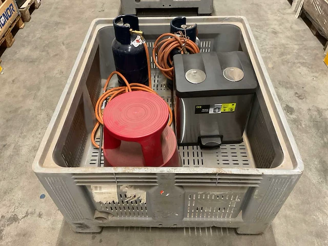 Palletbox met inhoud - afbeelding 1 van  4
