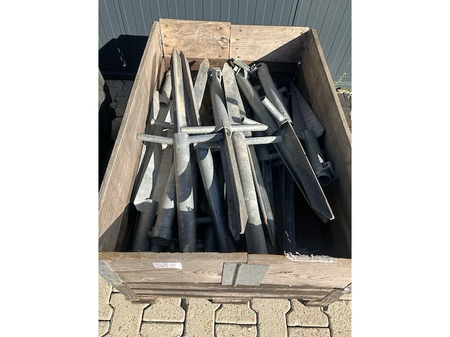 Palletbox met verkeersbordhouders - afbeelding 1 van  5