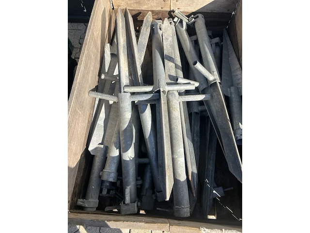 Palletbox met verkeersbordhouders - afbeelding 2 van  5