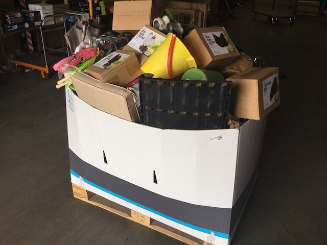 Palletdoos vol met huishoudelijke- tuinartikelen - afbeelding 1 van  6