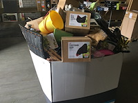 Palletdoos vol met huishoudelijke- tuinartikelen - afbeelding 2 van  6