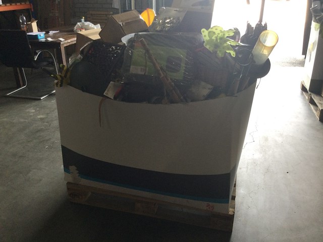 Palletdoos vol met huishoudelijke- tuinartikelen - afbeelding 6 van  6