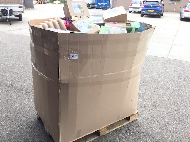 Palletdoos vol met huishoudelijke- tuinartikelen - afbeelding 1 van  4