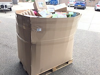 Palletdoos vol met huishoudelijke- tuinartikelen - afbeelding 1 van  4