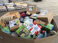 Palletdoos vol met huishoudelijke- tuinartikelen - afbeelding 2 van  4