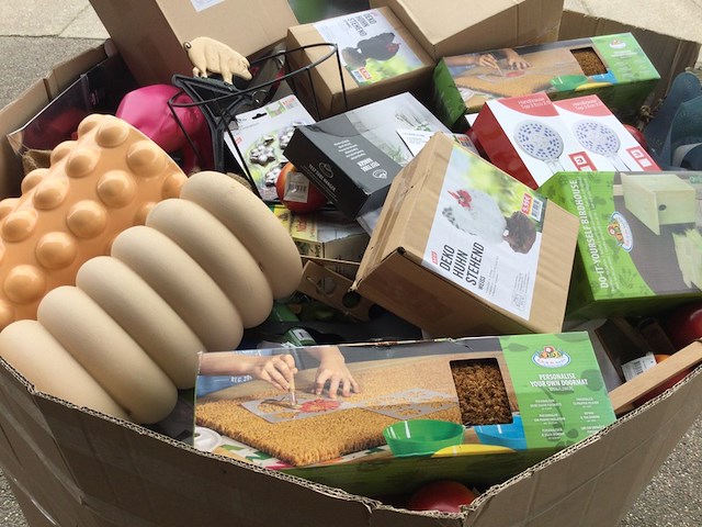 Palletdoos vol met huishoudelijke- tuinartikelen - afbeelding 4 van  4