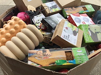 Palletdoos vol met huishoudelijke- tuinartikelen - afbeelding 4 van  4