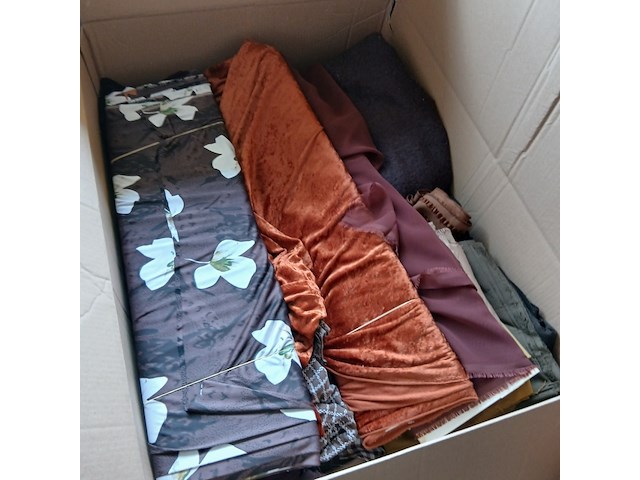 Palletdozen met diverse stoffen - afbeelding 4 van  11
