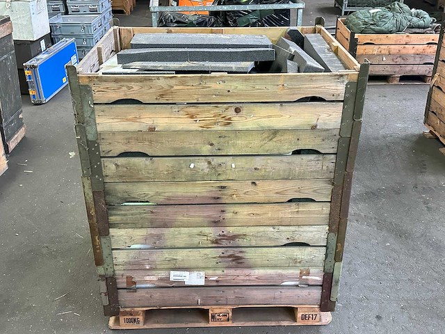 Palletkist met schuimstukken (2x) - afbeelding 1 van  5