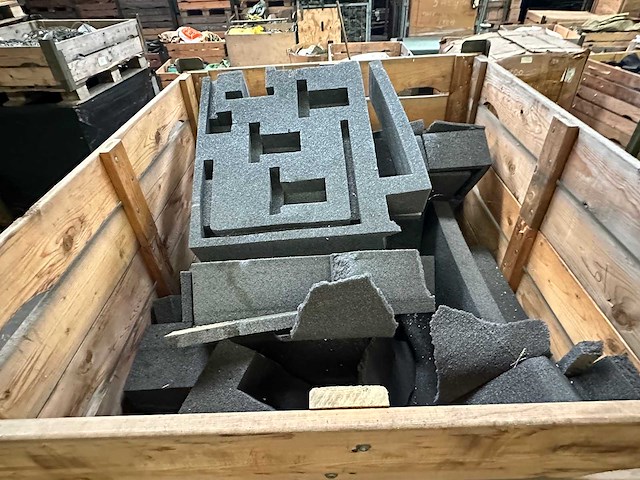 Palletkist met schuimstukken (2x) - afbeelding 5 van  5