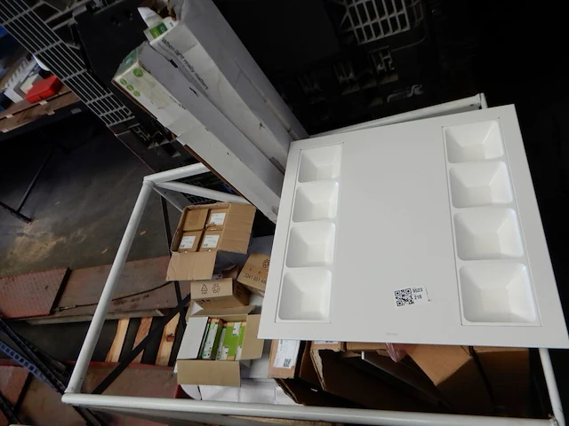 Palletkooi met diverse verlichting, philips/osram - afbeelding 1 van  10