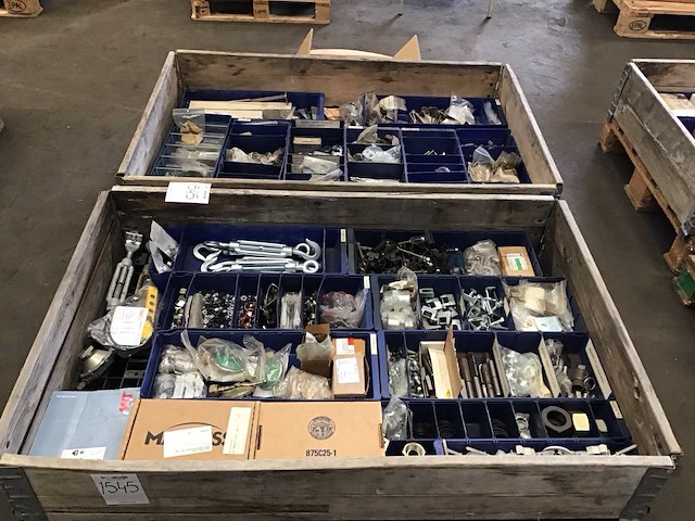 Pallets bevestigingsmateriaal en diversen (2x) - afbeelding 1 van  13