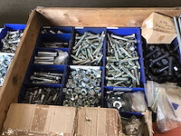 Pallets bevestigingsmaterialen (6x) - afbeelding 1 van  1