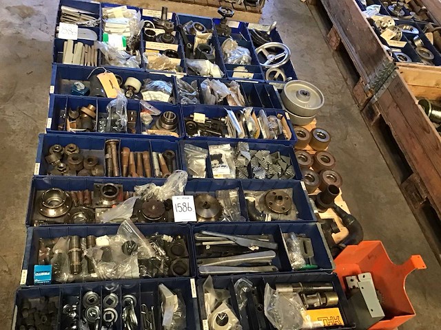 Pallets diverse industriële onderdelen (2x) - afbeelding 1 van  10