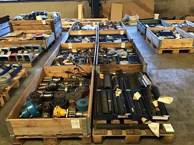 Pallets diverse industriële onderdelen (8x) - afbeelding 1 van  39