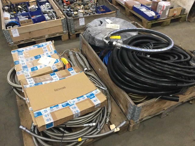 Pallets diverse slangen (2x) - afbeelding 1 van  11