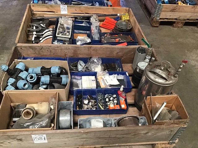 Pallets diversen industriële onderdelen (2x) - afbeelding 1 van  15