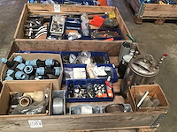 Pallets diversen industriële onderdelen (2x) - afbeelding 1 van  15