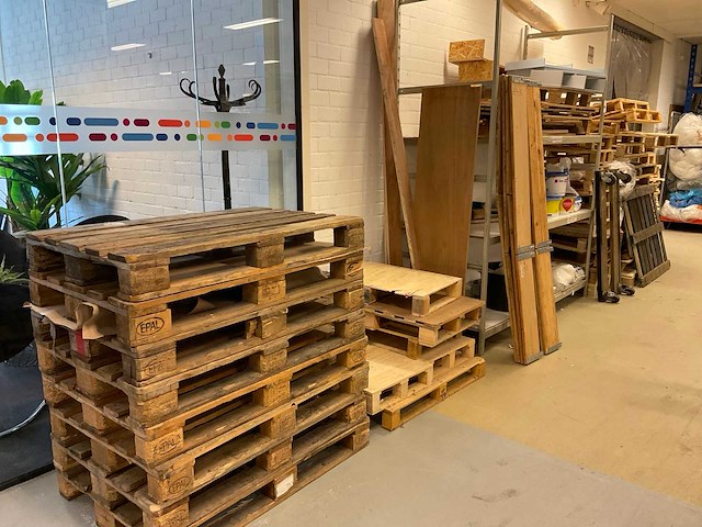 Pallets en hout - afbeelding 1 van  9