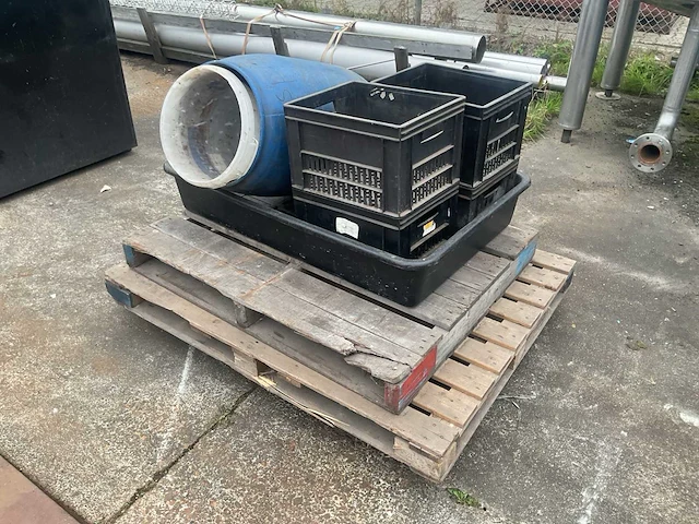 Pallets en plastic bakken - afbeelding 2 van  3