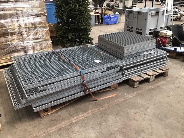 Pallets gegalvaniseerde roostervloeren (2x) - afbeelding 1 van  3