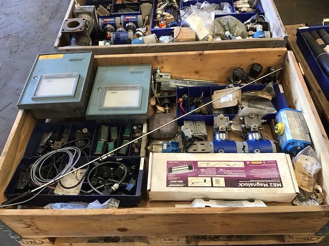 Pallets meetapparatuur en divers (4x) - afbeelding 1 van  13