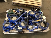 Pallets met afsluiters en toebehoren voor afsluiters (2x) - afbeelding 1 van  7