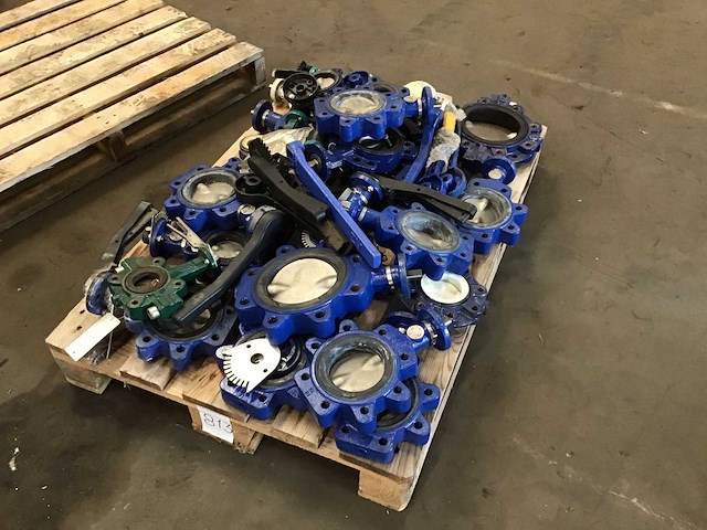 Pallets met afsluiters en toebehoren voor afsluiters (2x) - afbeelding 2 van  7