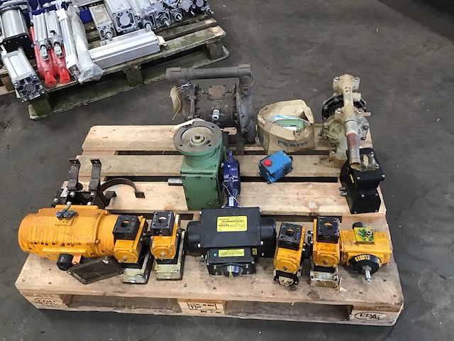 Pallets met afsluiters en toebehoren voor afsluiters (2x) - afbeelding 3 van  7